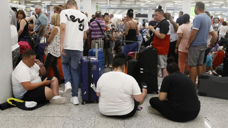 Varios turistas hacen cola frente a los mostradores de la compañía Thomas Cook en el aeropuerto de Palma de Mallorca (Baleares), horas después de que la compañía británica anunciase su quiebra y de que varios de sus vuelos fuesen cancelados, a 23 de septi | Isaac Buj - Europa Press ep varios turistas hacen cola frente a los mostradores de la compania thomas cook en el aeropuerto