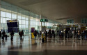 ep vista general de varios pasajeros en el aeropuerto de el prat