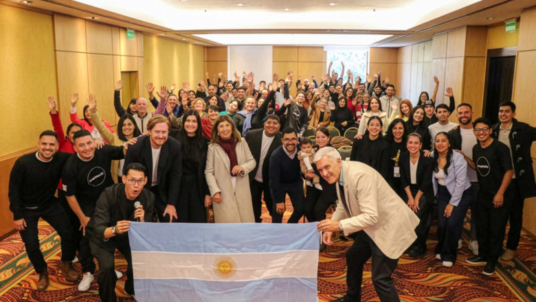 El ex futbolista convertido en pastor Marcelo Bejarano lanza Kingdomcity en Salta, Argentina, con su esposa y su equipo. (PRNewsfoto/Kingdomcity) kingdomcity argentina image 002