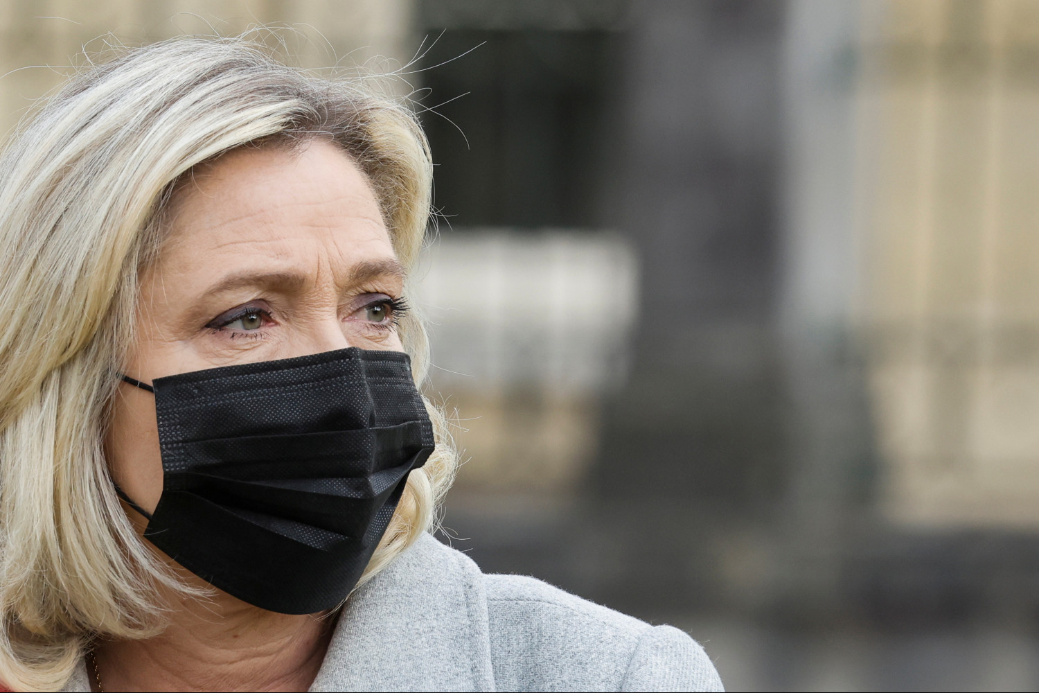 marine le pen predit le chaos si emmanuel macron est reelu 