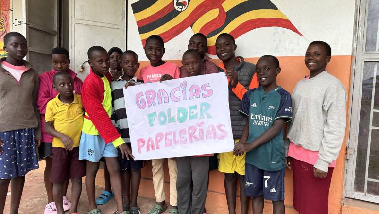 4 np la cadena de papelerias folder apadrina la educacion de los ninos del proyecto yamba en uganda 1 