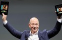 amazon-ceo-jeff-bezos-holds-new-kindle-fire-hd-7-and-kindle-fire-hd-89-l-during-amazons-kindle-fire-event-santa-monica-california-september-6-2012