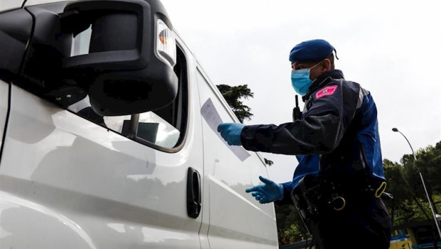 ep agentes de la policia municipal de madrid efectuan controles de trafico por el estado de alarma