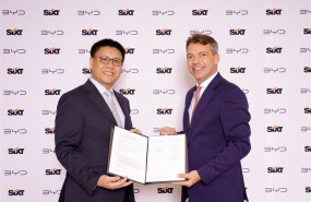 ep archivo   ceremonia de firma del acuerdo entre byd y sixt izq michael shu director general y