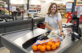 ep archivo   empleada de tienda de supermercados dia
