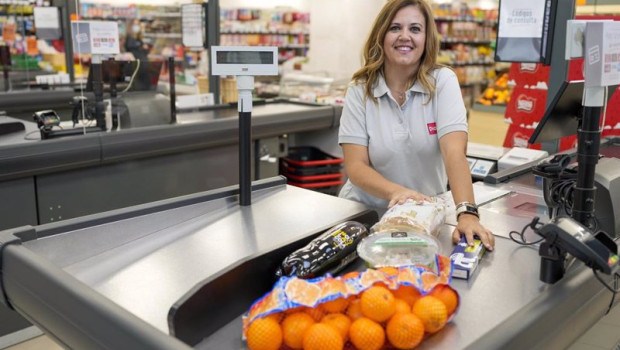 ep archivo   empleada de tienda de supermercados dia