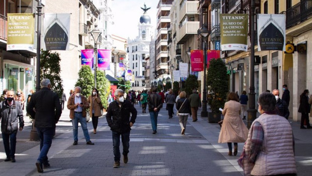 ep archivo   gente camina por la calle santiago de valladolid