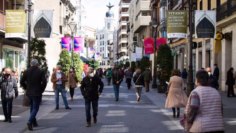 Archivo - Gente camina por la calle Santiago de Valladolid. | EUROPA PRESS - Archivo ep archivo gente camina por la calle santiago de valladolid