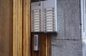 ep archivo   telefonillo de un bloque de viviendas a 29 de octubre de 2024 en madrid espana almeida