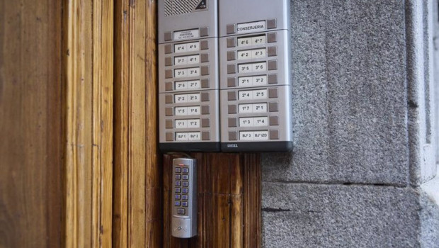 ep archivo telefonillo de un bloque de viviendas a 29 de octubre de 2024 en madrid espana almeida ep archivo telefonillo de un bloque de viviendas a 29 de octubre de 2024 en madrid espana almeida