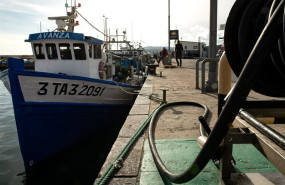 ep archivo   un barco de pesca reposta a 10 de marzo de 2026 en palamos girona catalunya espana