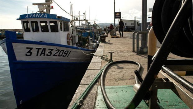 ep archivo   un barco de pesca reposta a 10 de marzo de 2026 en palamos girona catalunya espana