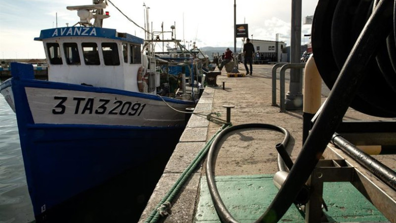 ep archivo   un barco de pesca reposta a 10 de marzo de 2026 en palamos girona catalunya espana