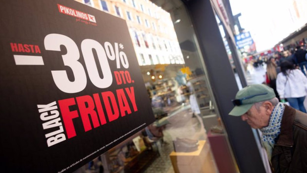 ep archivo   un escaparate avisa de los descuentos durante el black friday