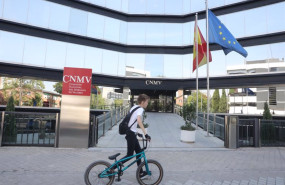 ep archivo un joven pasea frente al edificio de la comision nacional del mercado de valores cnmv ep archivo un joven pasea frente al edificio de la comision nacional del mercado de valores cnmv
