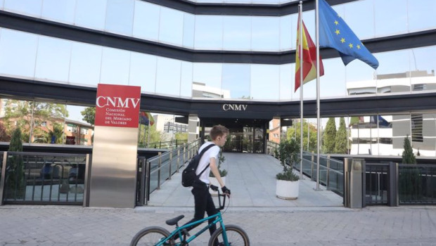 ep archivo   un joven pasea frente al edificio de la comision nacional del mercado de valores cnmv