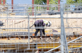 ep archivo   un obrero trabaja en la construccion de una vivienda nueva