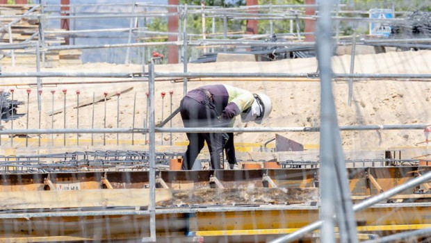 ep archivo   un obrero trabaja en la construccion de una vivienda nueva