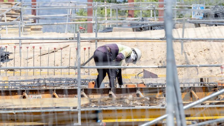 ep archivo   un obrero trabaja en la construccion de una vivienda nueva