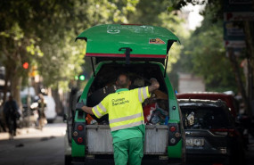 ep archivo   un trabajador de recogida de basuras a 10 de mayo de 2023 en barcelona cataluna espana