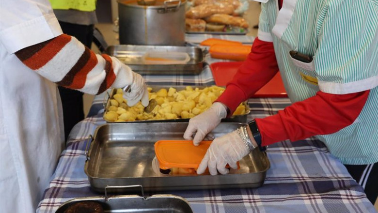 Archivo - Una cocinera (i) sirve comida varias raciones de comida a voluntarios | Marta Fernández Jara - Europa Press - Archivo ep archivo una cocinera i sirve comida varias raciones de comida a voluntarios