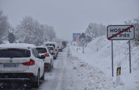 ep archivo   una fila de coches parados en una carretera nevada a 16 de enero de 2023 en huesca