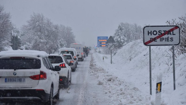 ep archivo   una fila de coches parados en una carretera nevada a 16 de enero de 2023 en huesca
