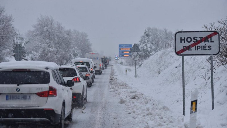 ep archivo   una fila de coches parados en una carretera nevada a 16 de enero de 2023 en huesca