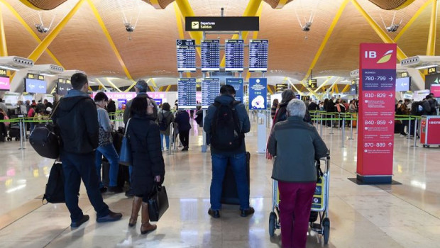 ep archivo   varias personas esperan para embarcar y facturar en la zona de salidas de la terminal 4