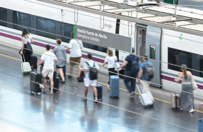 ep archivo   varias personas subiendose a un tren de renfe en una imagen de archivo