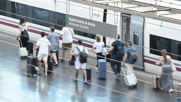 ep archivo   varias personas subiendose a un tren de renfe en una imagen de archivo