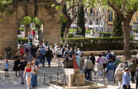 ep archivo varios turistas se hacen un selfie en una calle de palma de mallorca a 16 de abril de ep archivo varios turistas se hacen un selfie en una calle de palma de mallorca a 16 de abril de