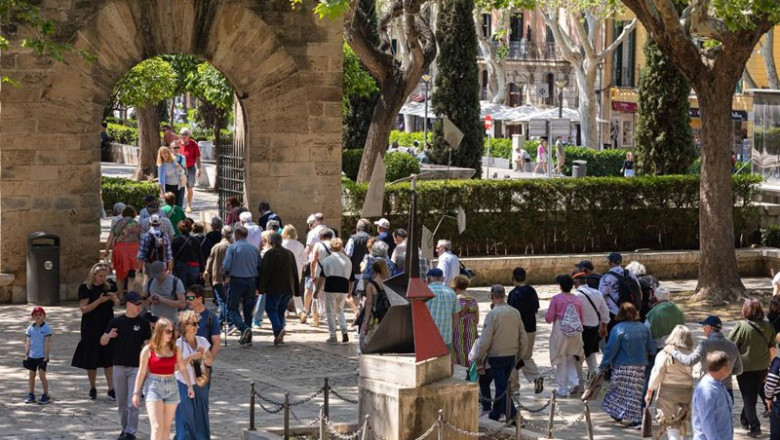 ep archivo   varios turistas se hacen un selfie en una calle de palma de mallorca a 16 de abril de