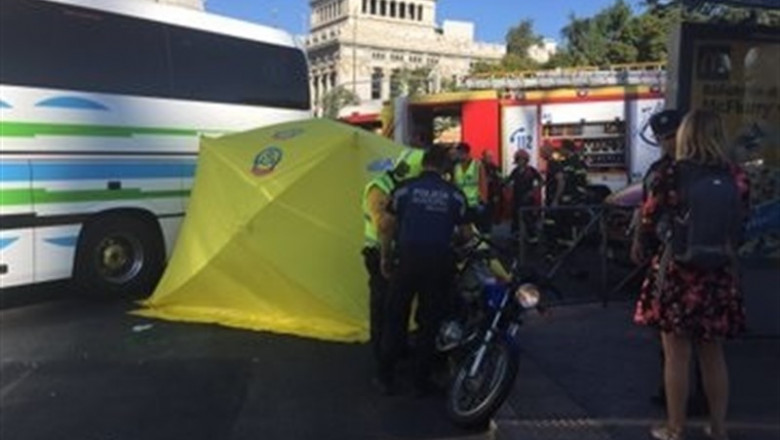 Asitencia médica a una motorista atropellada en la plaza de Cibeles | EMERGENCIAS MADRID ep asitencia medicauna motorista atropelladala plazacibeles