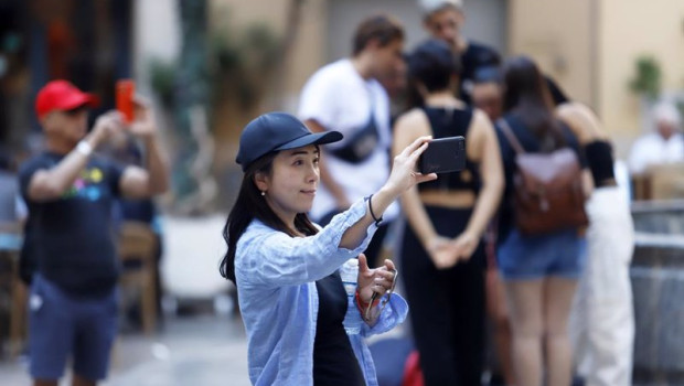 ep cientos de turistas recorren el centro historico de malaga