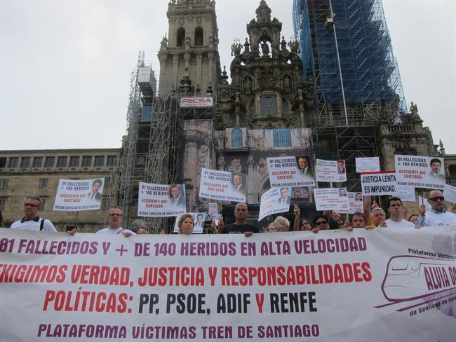 Concentración de víctimas del Alvia en el Obradoiro en el segundo aniverasario | EUROPA PRESS ep concentracionvictimasalviaobradoirosegundo aniverasario