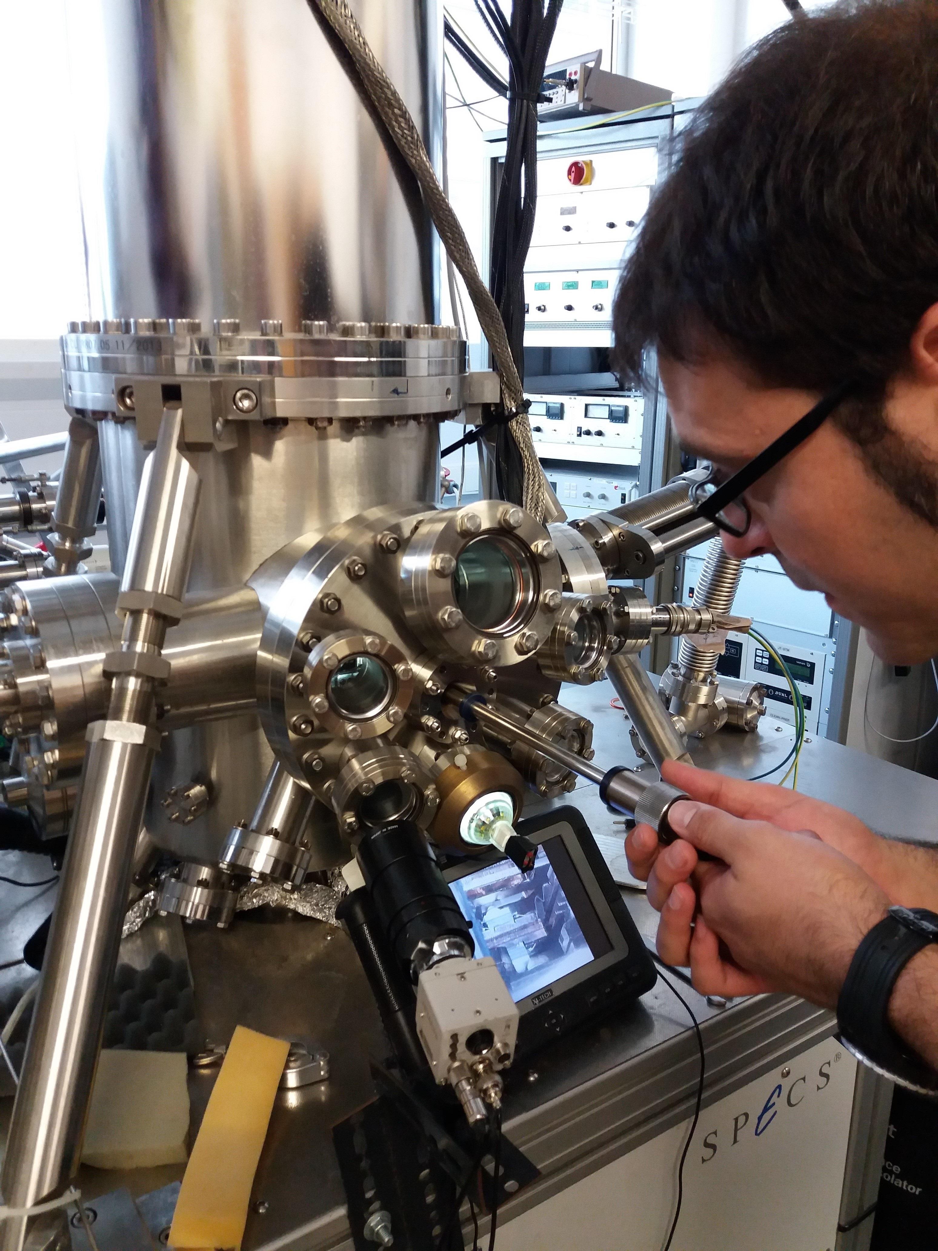 David Serrate, en el Laboratorio de Microscopías Avanzadas | UNIVERSIDAD DE ZARAGOZA ep david serrate enlaboratoriomicroscopias avanzadas