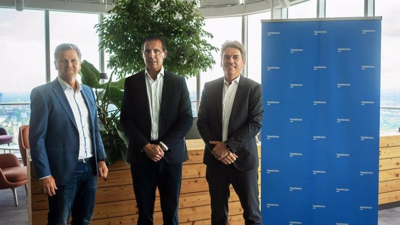 El fundador de BE-Terna, Christian Kranebitter, el consejero delegado de Telefónica Tech, José Cerdán, y el consejero delegado de BE-terna, Bernhard Lang. | TELEFÓNICA TECH ep el fundador de be terna christian kranebitter el consejero delegado de telefonica tech jose