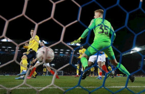 ep el jugador del arsenal sokratis papastathopoulos marca ante el portsmouth en la fa cup