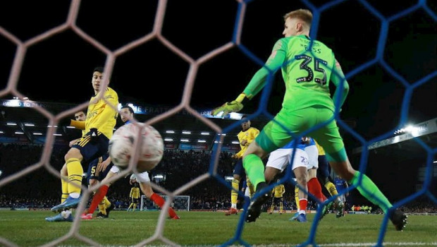 ep el jugador del arsenal sokratis papastathopoulos marca ante el portsmouth en la fa cup