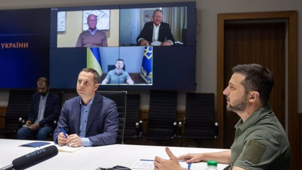 ep el presidente de ucrania volodymyr zelenski y el presidente de blackrock larry fink durante su
