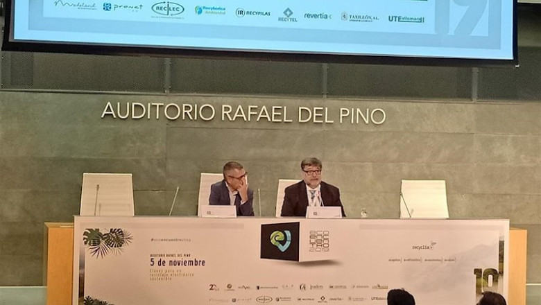El secretario de Estado de Medio Ambiente en funciones, Hugo Morán, inaugura el EcoEncuentro de Recyclia junto al consejero delegado de Recyclia, José Pérez | RECYCLIA ep el secretario de estado de medio ambiente en funciones hugo moran inaugura el ecoencuentro de