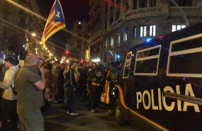 ep furgones ante la jefatura de policia en la via laietana de barcelona durante una protesta por la