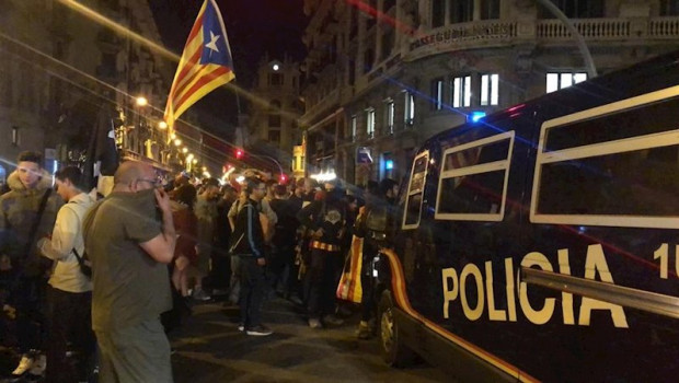 ep furgones ante la jefatura de policia en la via laietana de barcelona durante una protesta por la