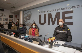 ep la ministra de defensa margarita robles protegida con una mascarilla durante su visita al cuartel