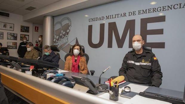 ep la ministra de defensa margarita robles protegida con una mascarilla durante su visita al cuartel