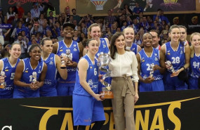 ep la reina letizia entregando la copa de la reina de baloncesto