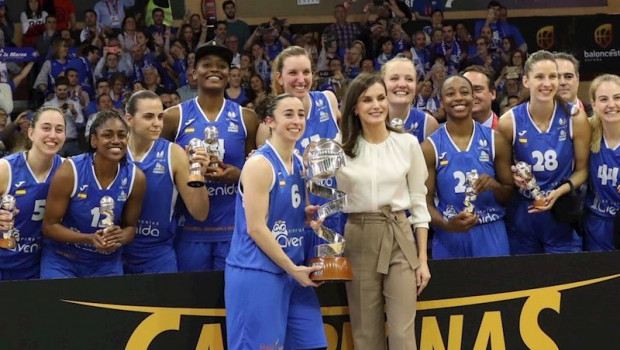 ep la reina letizia entregando la copa de la reina de baloncesto