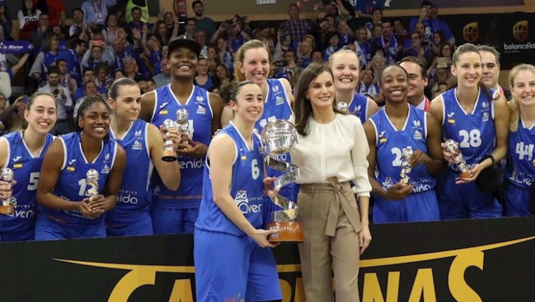 LA REINA LETIZIA ENTREGANDO LA COPA DE LA REINA DE BALONCESTO | CASA REAL ep la reina letizia entregando la copa de la reina de baloncesto