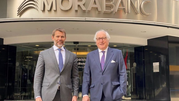 ep lluis alsina y joan maria nin frente a la sede central de morabanc en andorra la vella ep lluis alsina y joan maria nin frente a la sede central de morabanc en andorra la vella